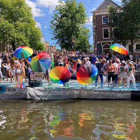 Charming With Free Parking *