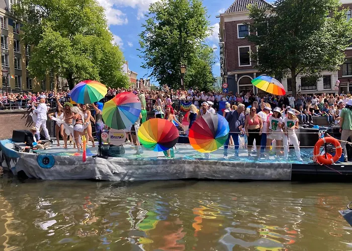 Charming With Free Parking *